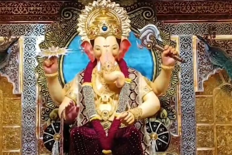 लालबागच्या चरणी 15 कोटी रुपये किमतीचा सोन्याचा मुकुट अंबानी कुटुंबाकडून अर्पण
