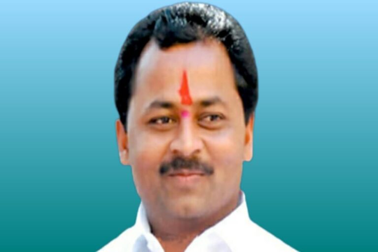 Rajendra Rauat aandolan आमदार राजेंद्र राऊत यांचे बार्शी मध्ये ठिय्या आंदोलन
